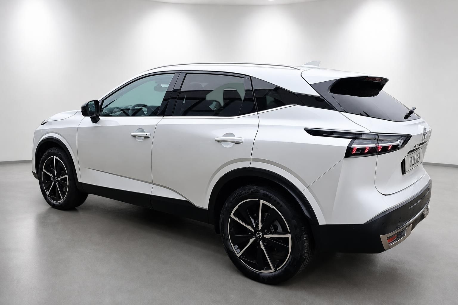Nissan Qashqai weiß, Heckansicht schräg von hinten
