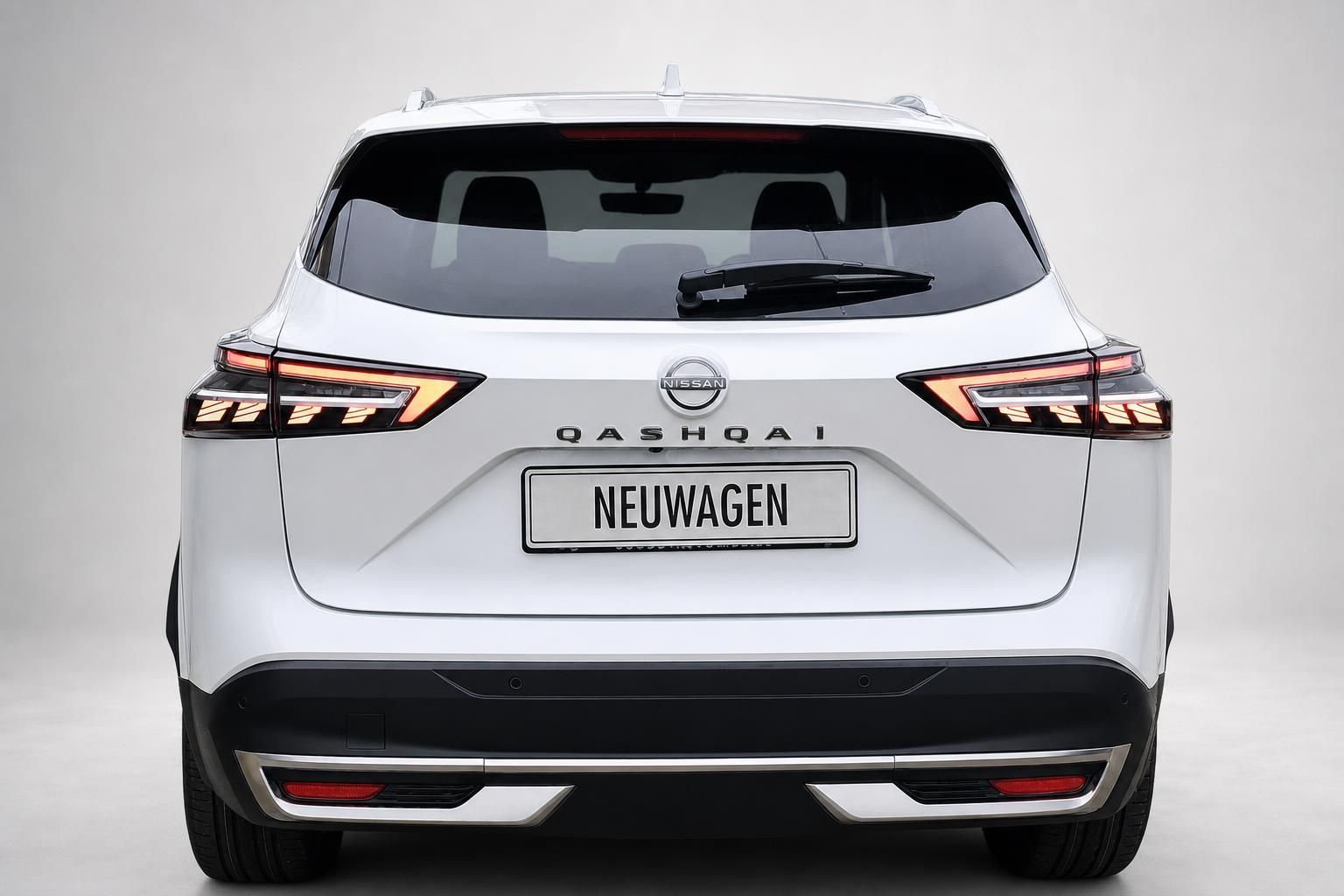 Nissan Qashqai weiss Heckansicht mit LED-Ruecklichtern im Studio