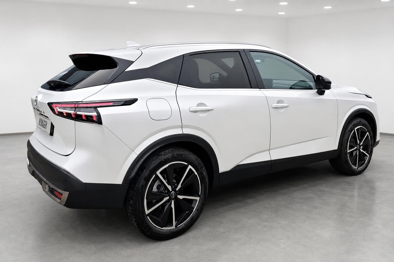 Nissan Qashqai weiss Heck seitlich SUV in Ausstellungshalle
