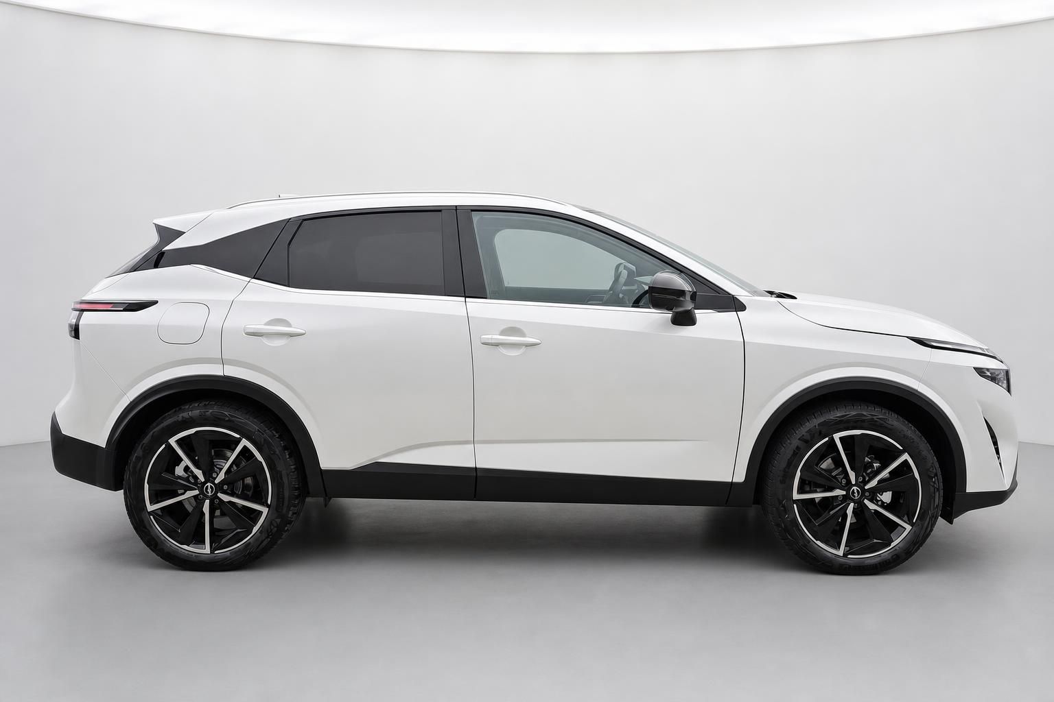 Nissan Qashqai weiss Seitenansicht SUV im Fotostudio