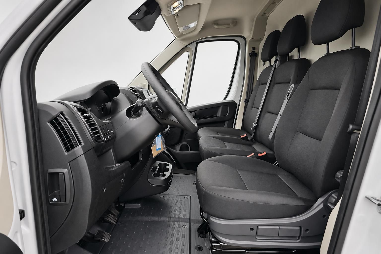 Fiat Ducato Innenraum Vordersitze und Cockpit Ansicht