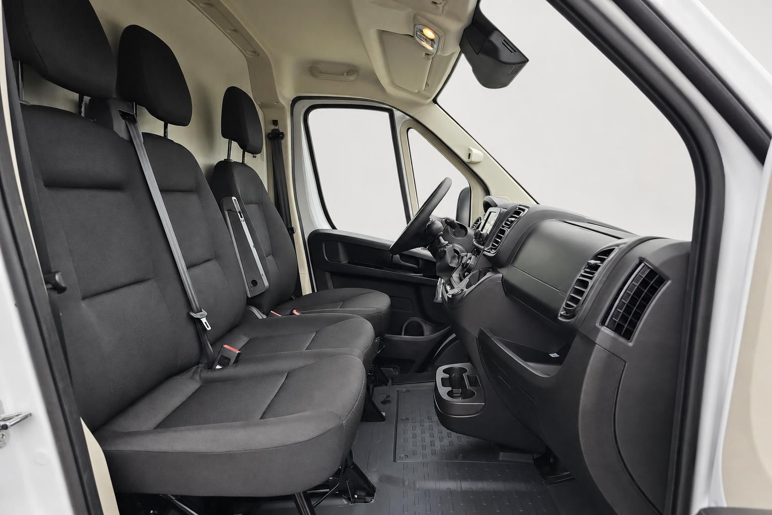 Fiat Ducato Innenraum Sitze und Cockpit von der Seite