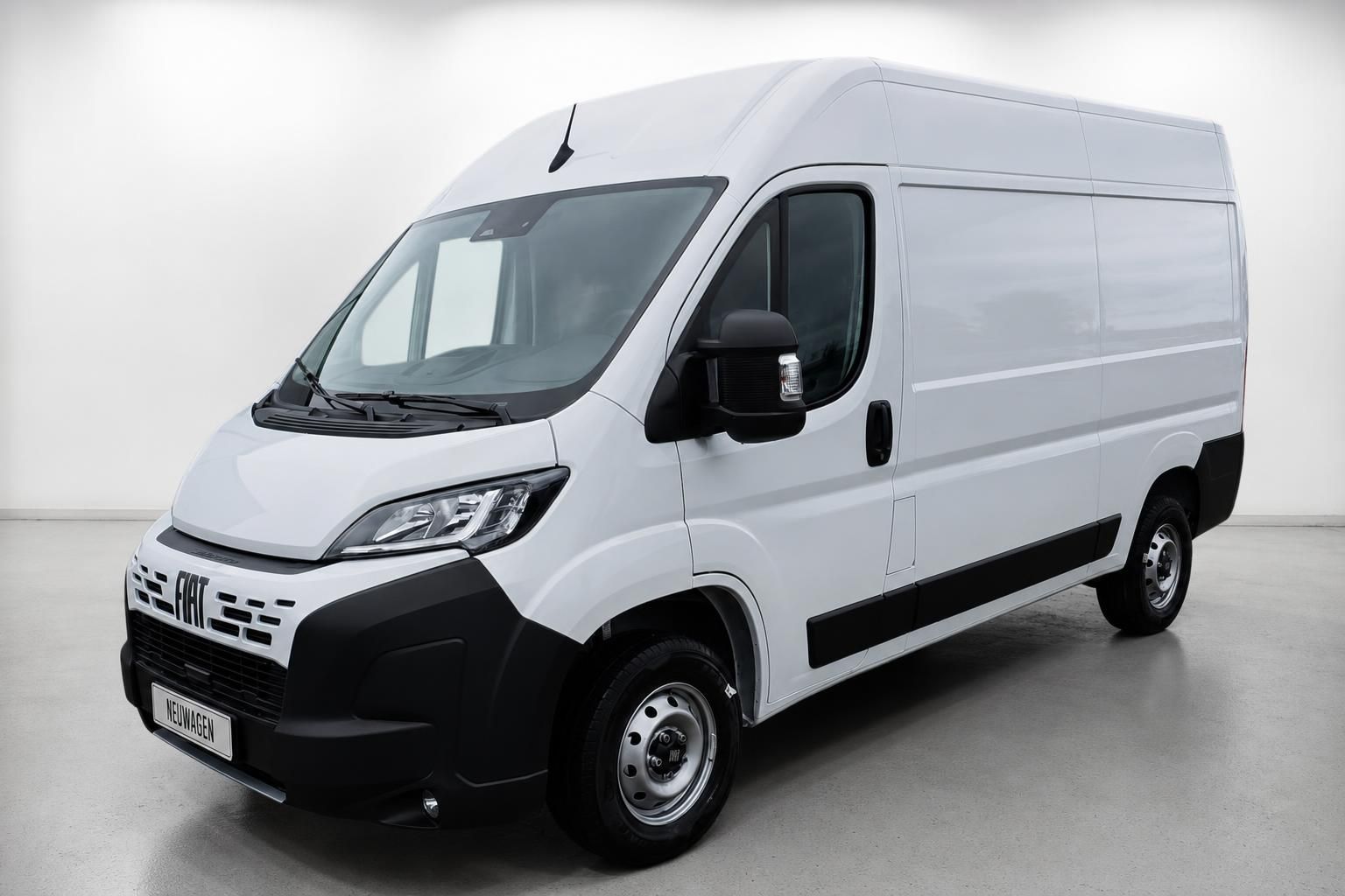 Fiat Ducato Transporter weiß, Frontansicht schräg im Studio