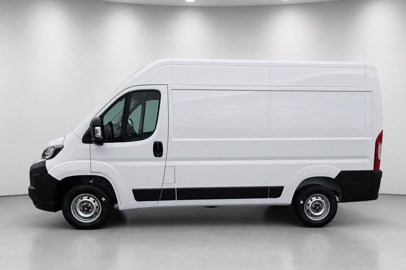 Fiat Ducato Kastenwagen weiß, Seitenansicht im Studio