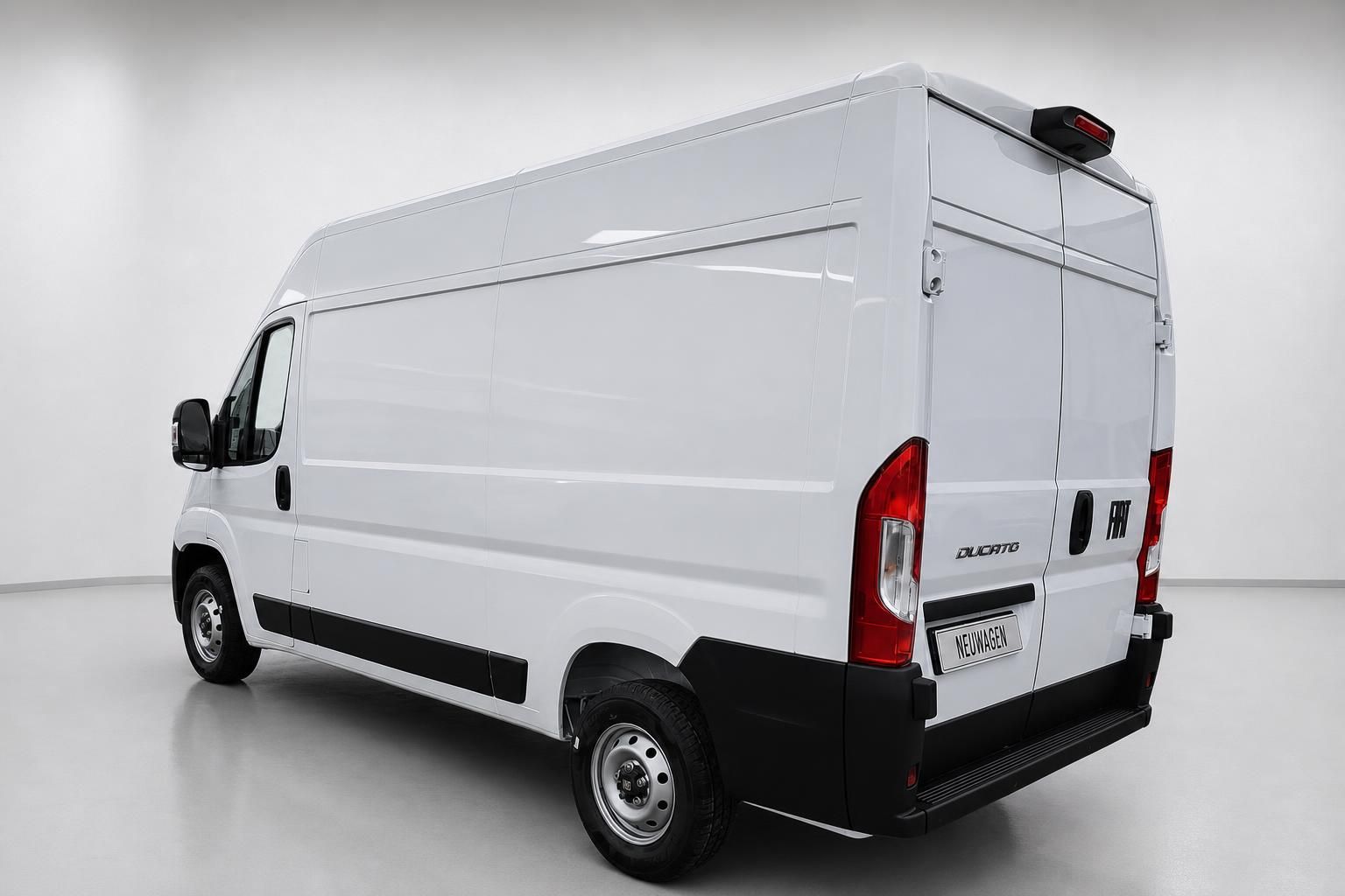 Fiat Ducato Kastenwagen weiß, Heckansicht schräg im Studio
