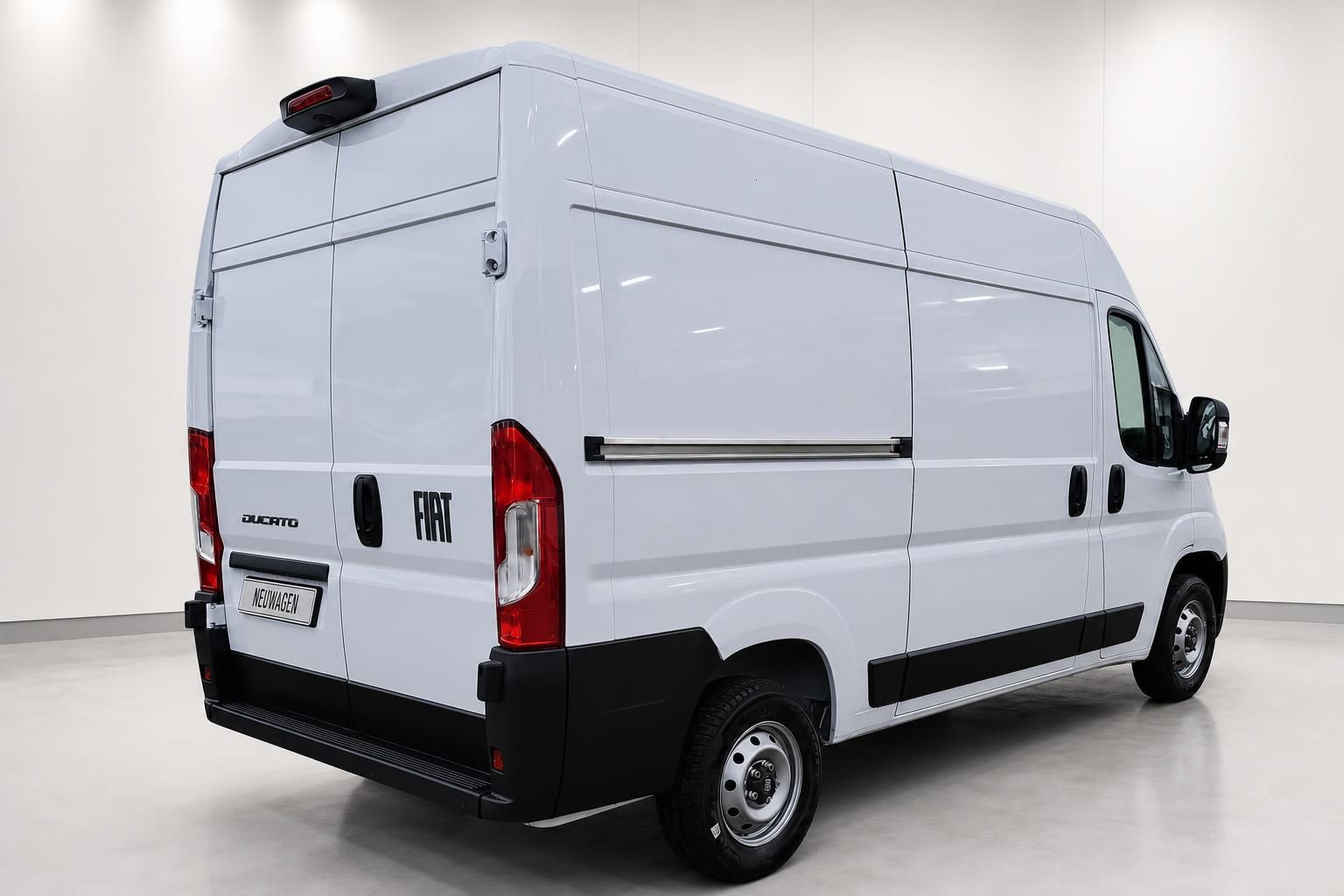 Fiat Ducato Transporter weiß, Seitenansicht Heck schräg