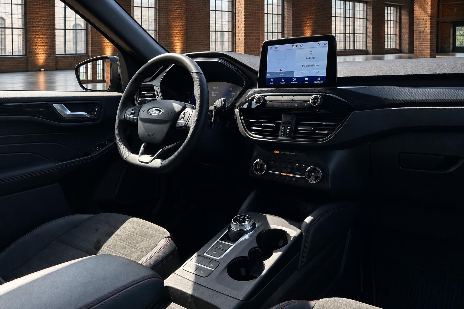 Ford Kuga Innenraum Cockpit mit Lenkrad und Touchscreen Display