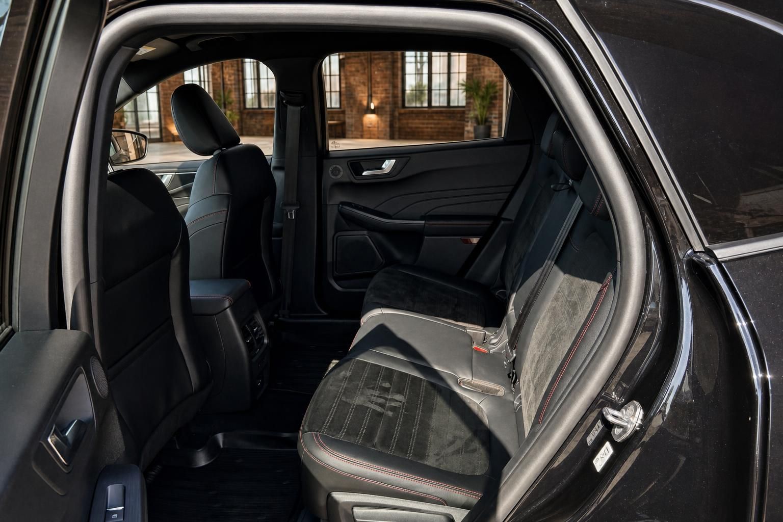 Ford SUV Innenraum Rücksitze mit schwarzem Leder und Alcantara