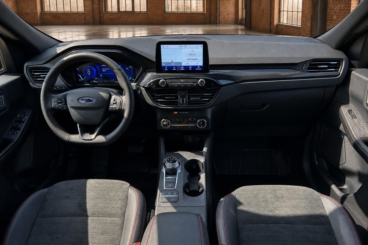 Ford Kuga Cockpit mit Lenkrad, Touchscreen und Sportsitzen Innenansicht