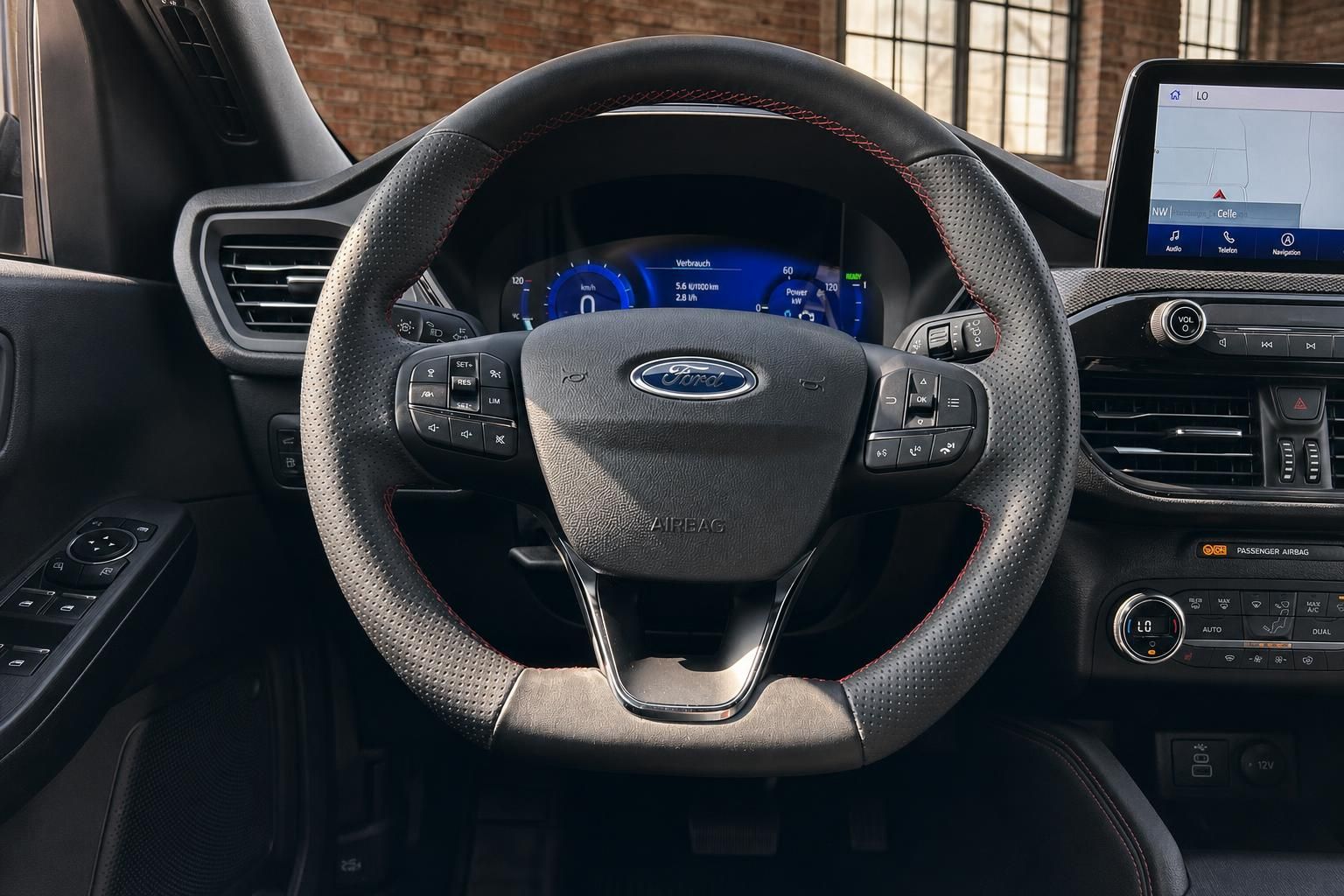 Ford Cockpit mit Lenkrad, Digitaltacho und Navigationsdisplay