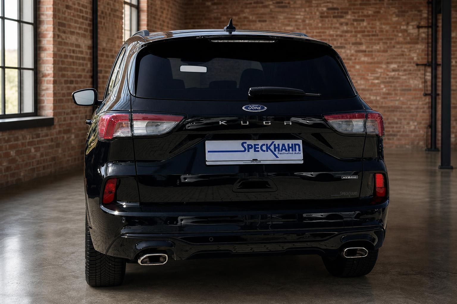 Ford Kuga Hybrid schwarz Heckansicht mit Speckhahn Kennzeichenhalter