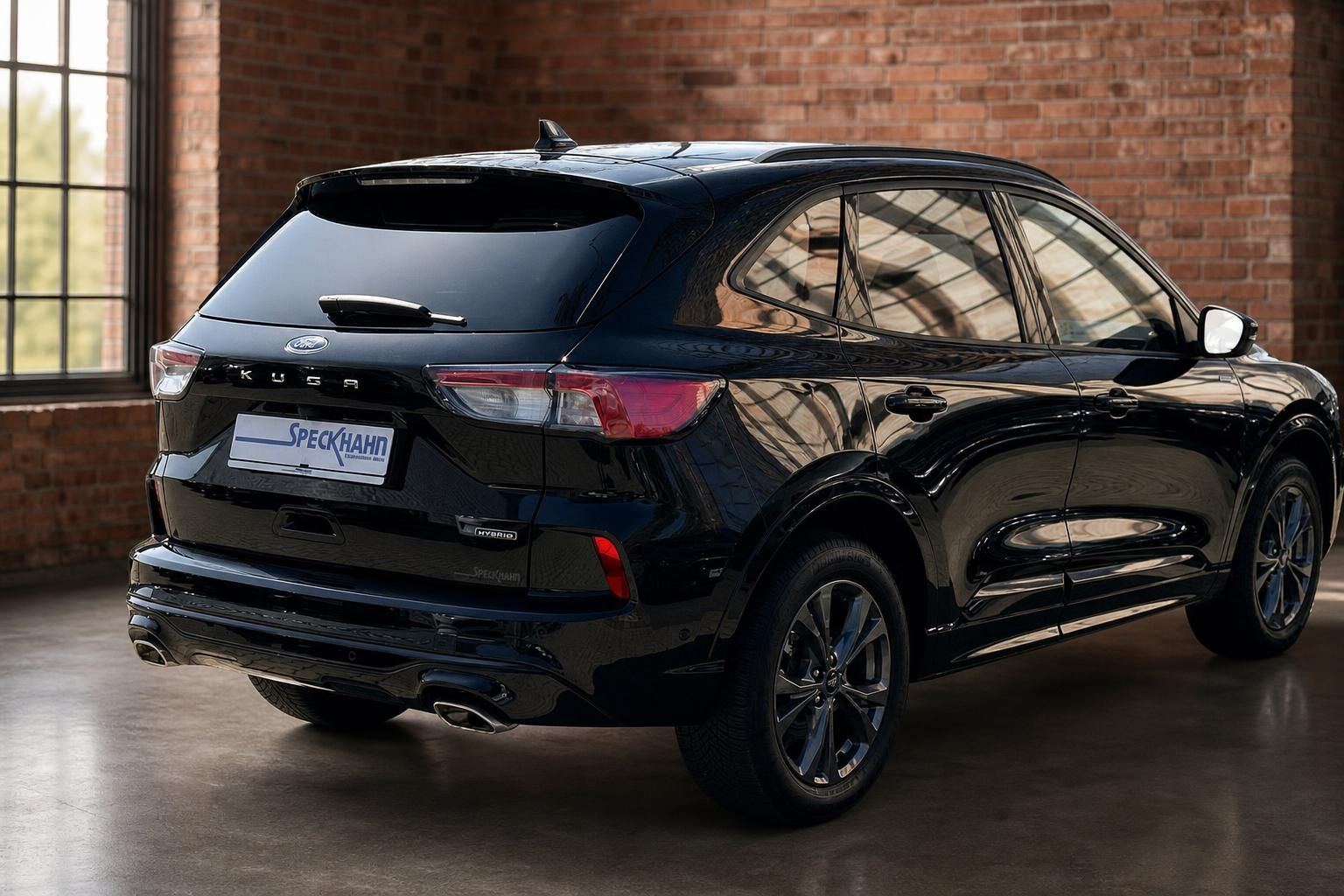 Ford Kuga Hybrid in Schwarz, Heckansicht in Loft-Ambiente