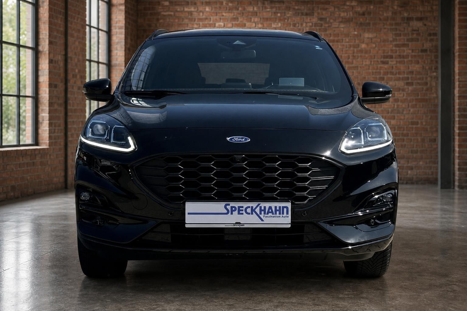Ford SUV in Schwarz Frontansicht mit Kennzeichenhalter Speckhahn