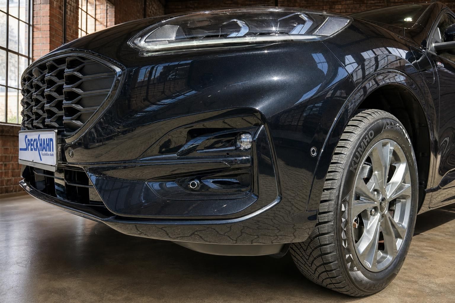 Ford Kuga schwarz, Detailansicht Frontstoßstange und Felge