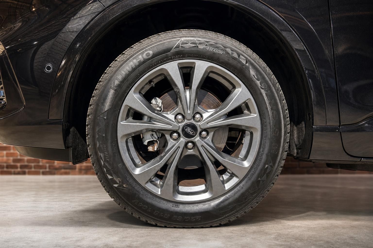Ford Leichtmetallfelge mit Kumho Reifen Nahaufnahme
