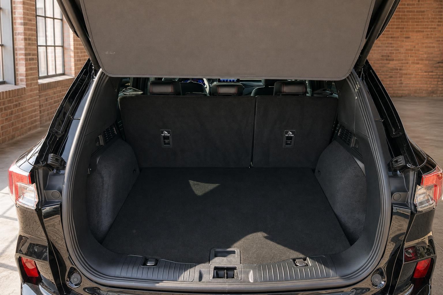 Ford Kuga Kofferraum mit geöffneter Heckklappe, Innenraum