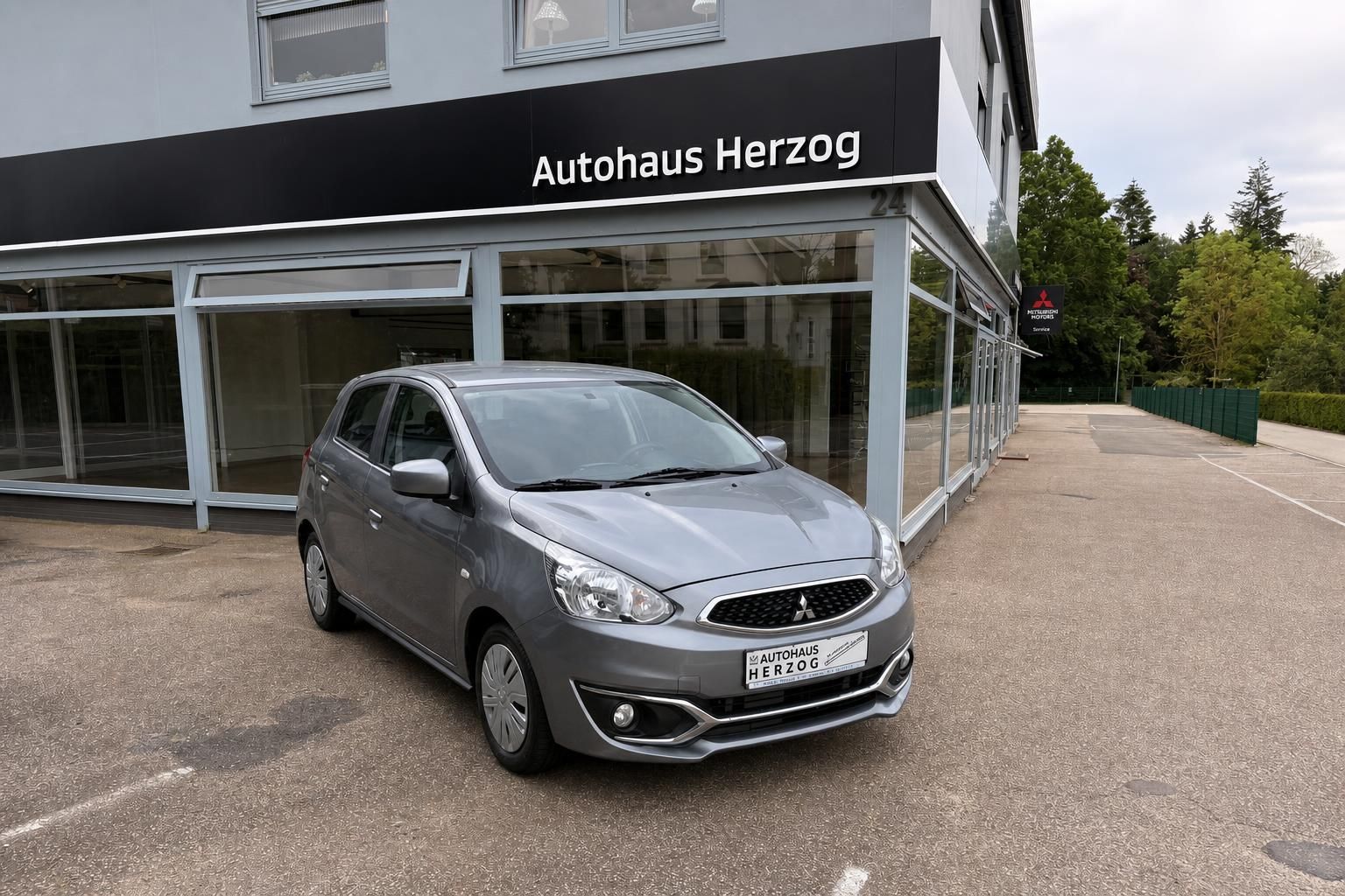 Mitsubishi Space Star grau Frontansicht Kleinwagen mit Autohaus Herzog Kennzeichen