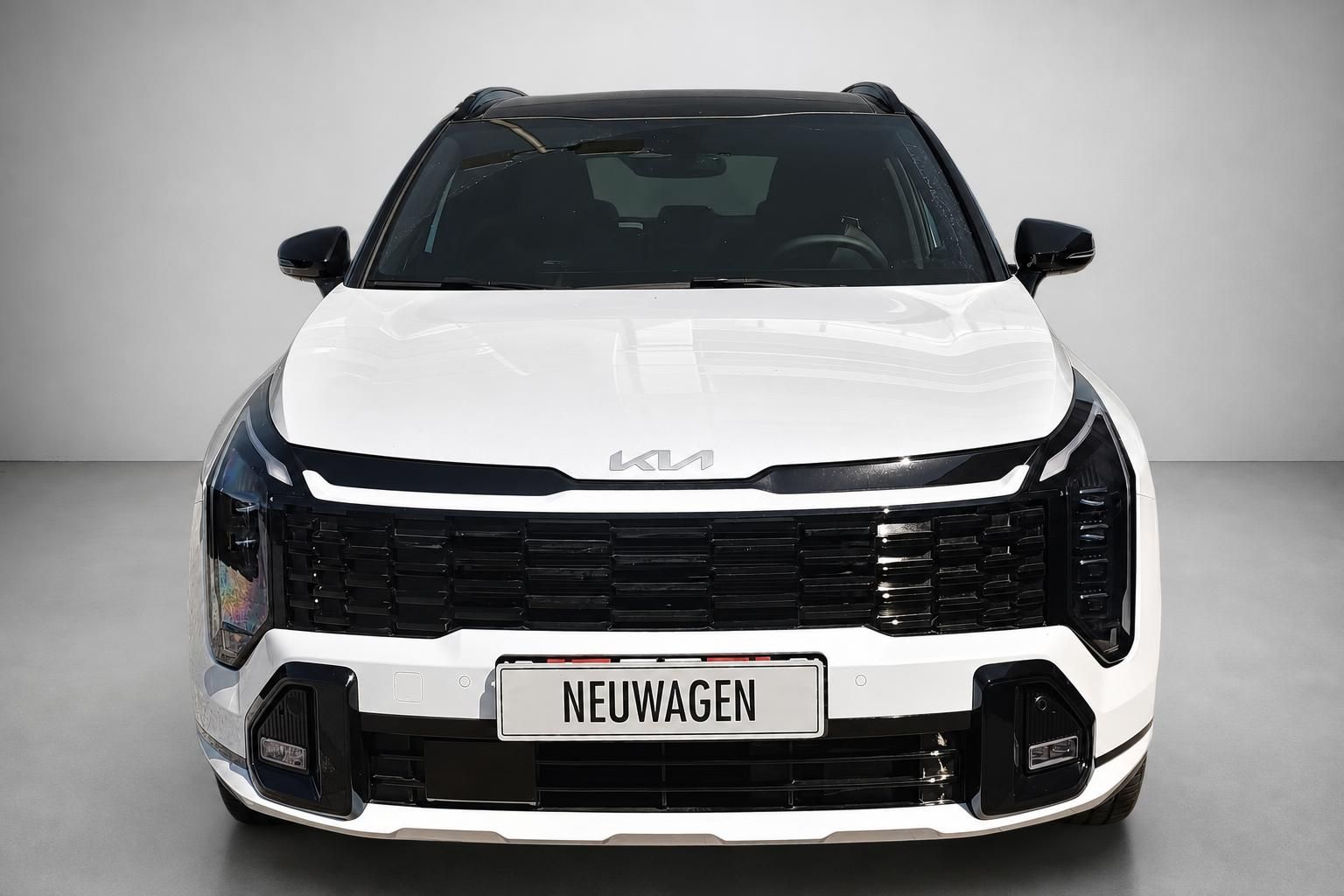 Kia Sportage Neuwagen weiß, Frontansicht mit Kia-Logo im Studio