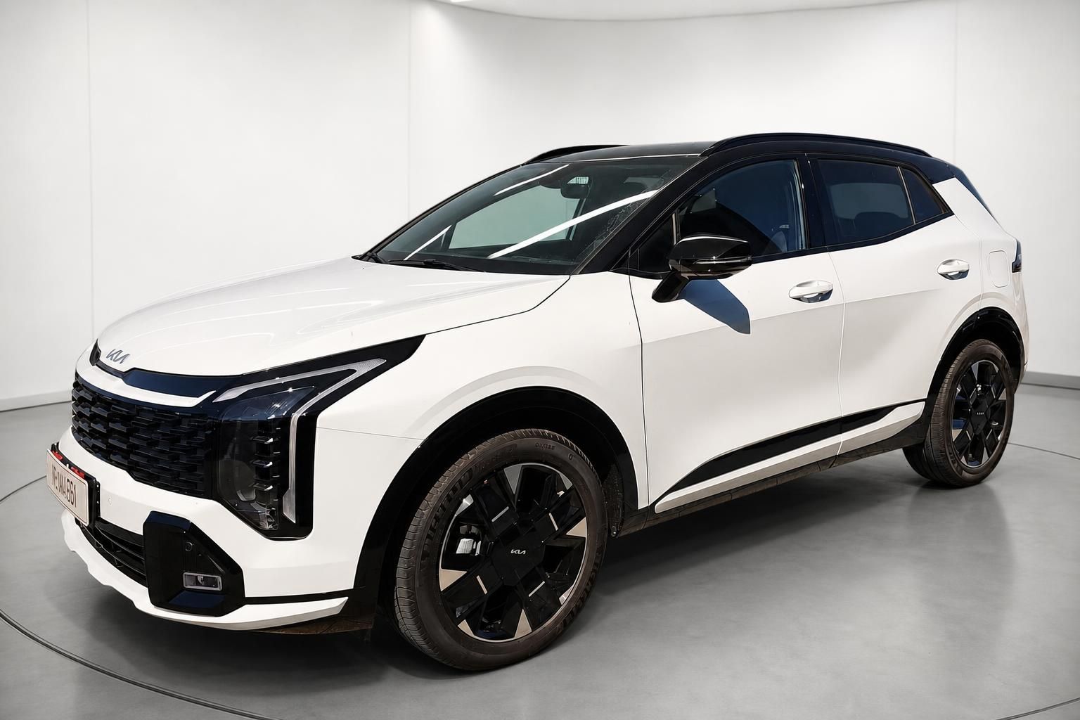 Kia Sportage weiß, Frontansicht schräg mit schwarzem Dach im Studio