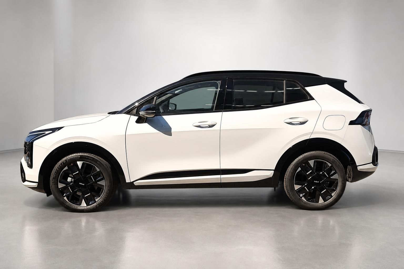 Kia Sportage in Weiß mit schwarzem Dach, Seitenansicht im Studio