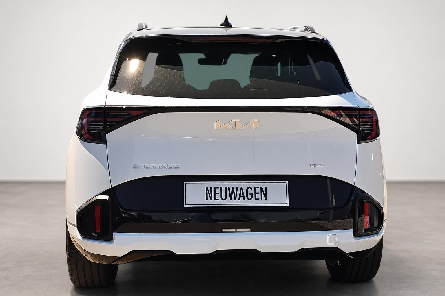 Kia Sportage GT-Line in Weiß, Heckansicht im Studio