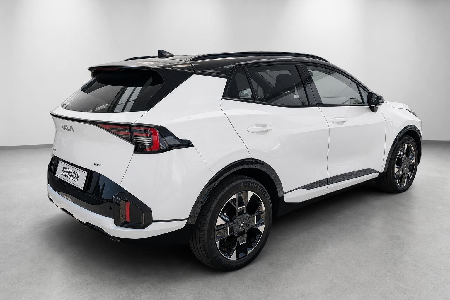 Kia Sportage weiß, Heck-Seitenansicht im Studio