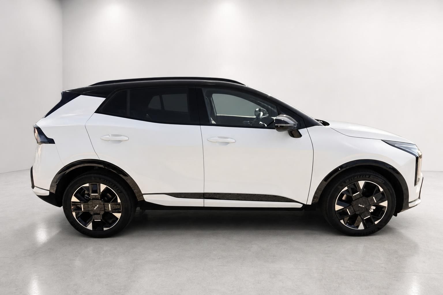 Kia Sportage weiß mit schwarzem Dach, Seitenansicht Studio