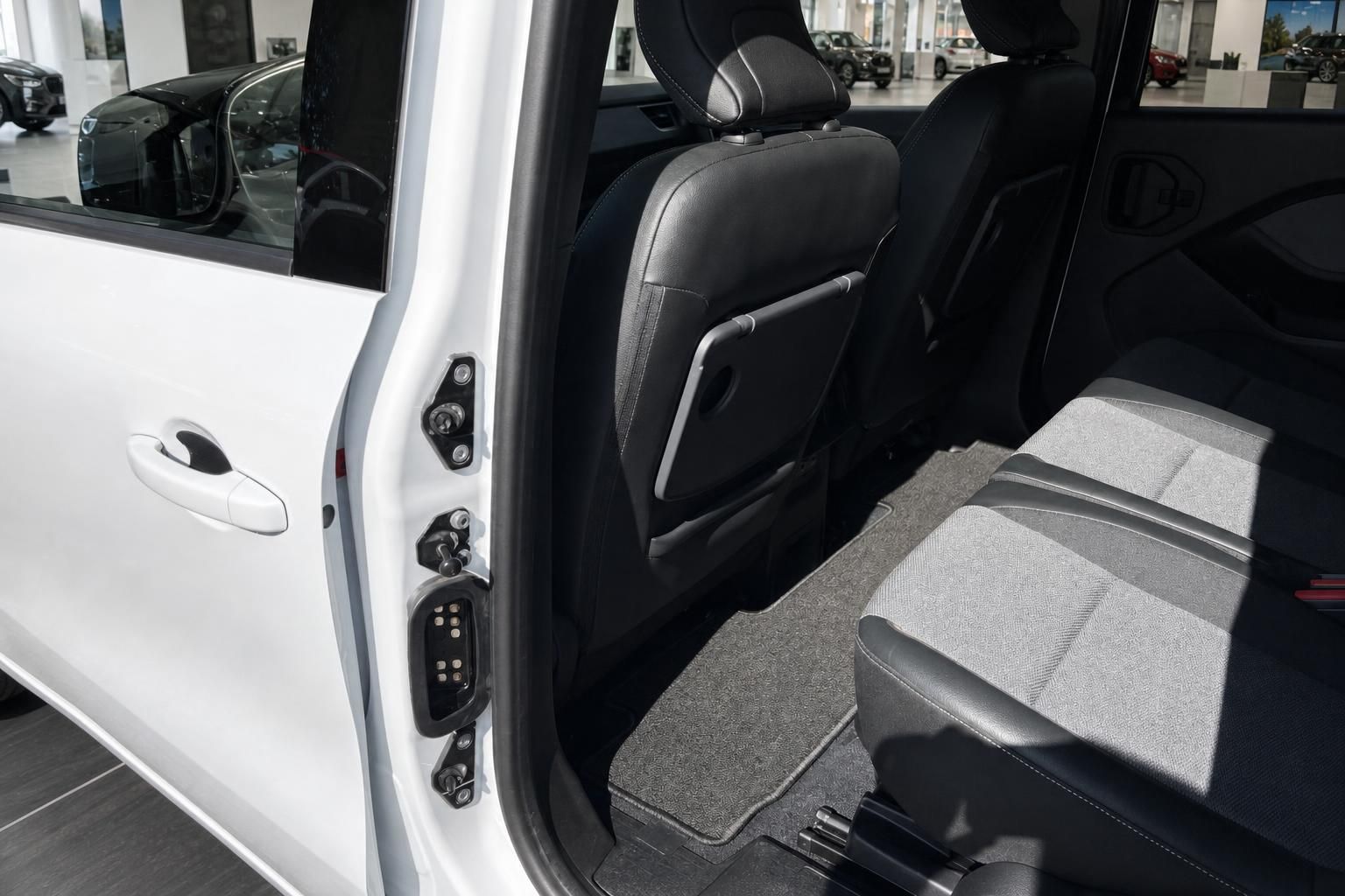 Renault Fahrzeug Innenraum Rücksitze mit geöffneter Tür - Fond Sitzbereich