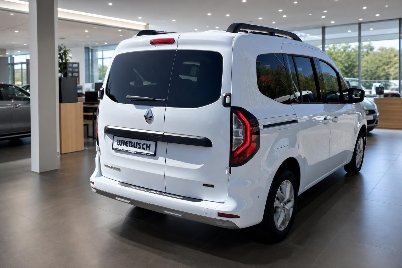 Renault Kangoo weiss Heckansicht mit rotem Rücklicht im Autohaus Showroom