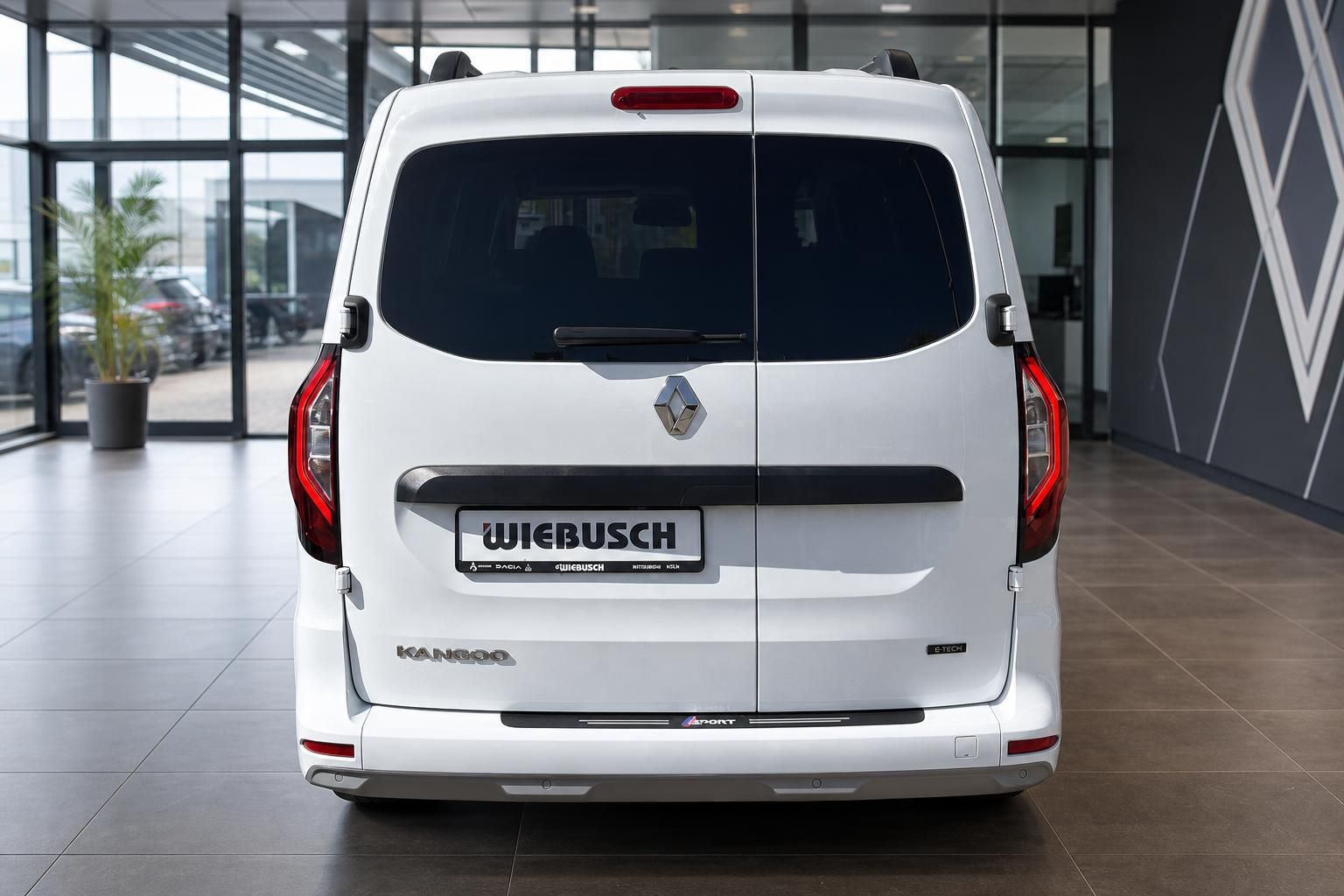 Renault Kangoo weiss Heckansicht mit Wiebusch Kennzeichen im modernen Autohaus