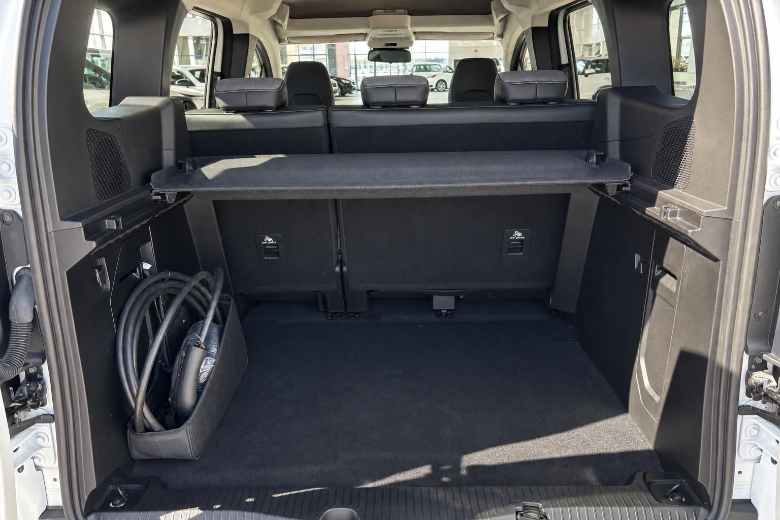 Renault Kangoo Kofferraum Innenansicht mit umgeklappten Sitzen und Ladekabel