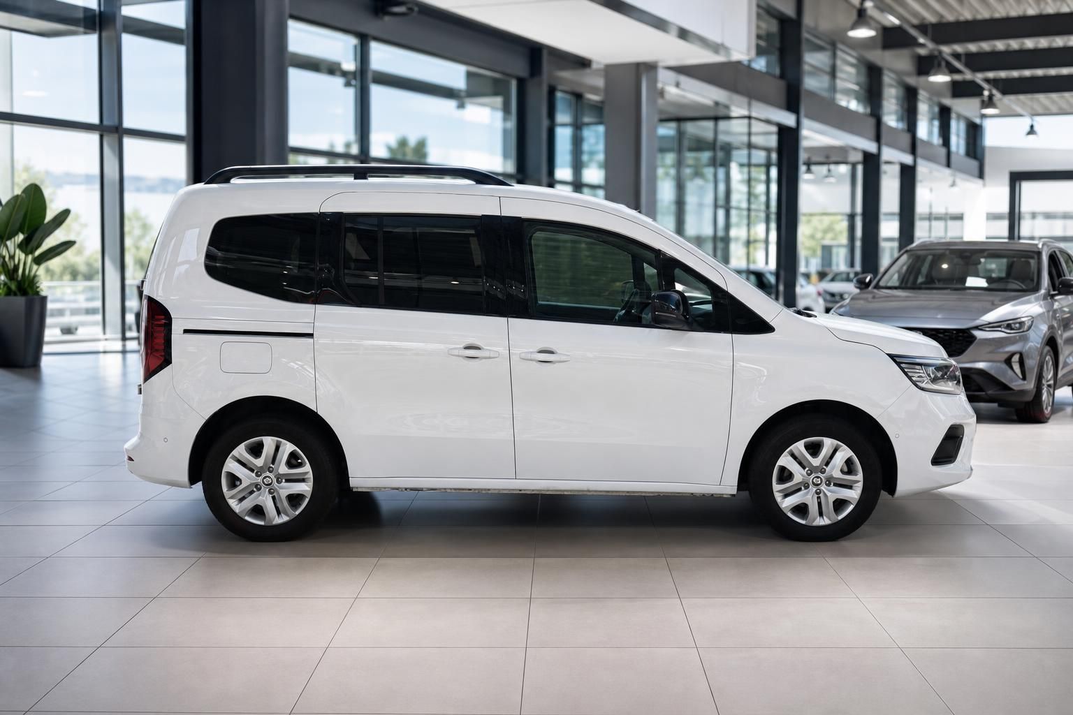 Renault Kangoo weiss Seitenansicht Profil im hellen Autohaus Showroom