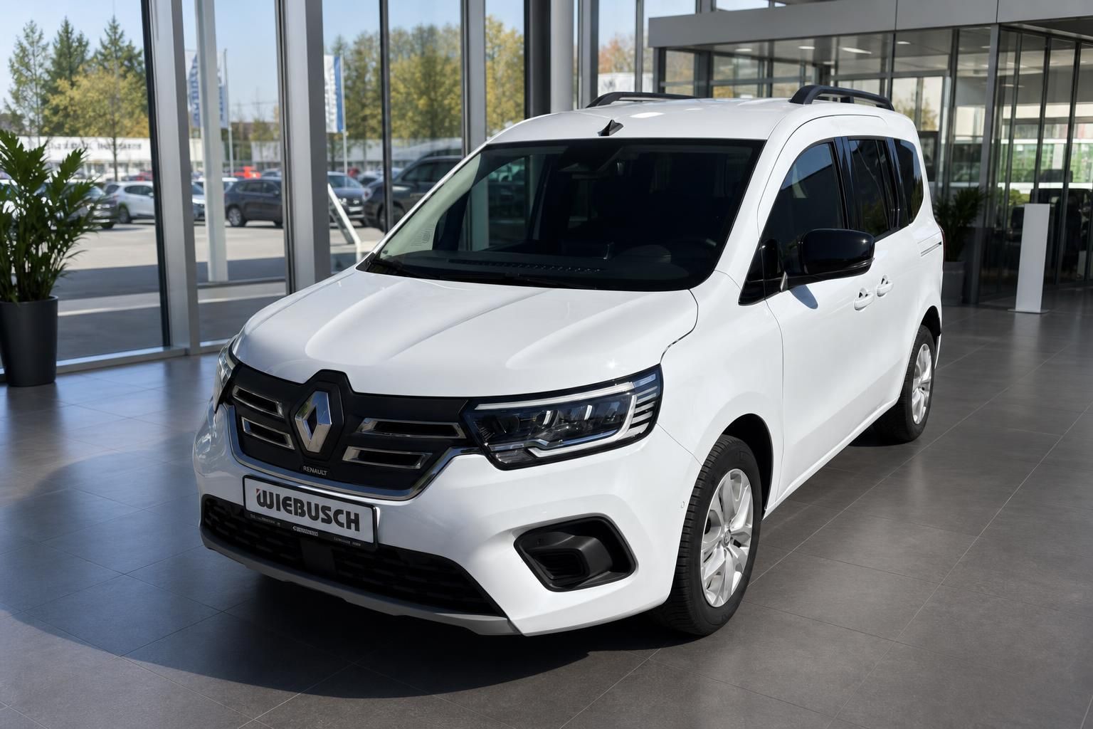 Renault Kangoo weiss Frontansicht im Autohaus Showroom mit Wiebusch Kennzeichenhalter
