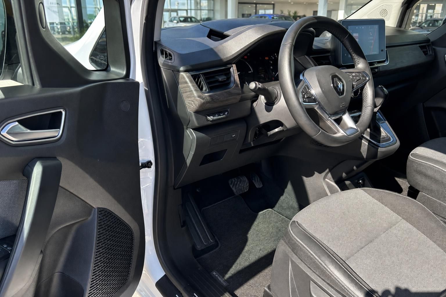 Renault Kangoo Innenraum Cockpit Lenkrad Armaturenbrett und Fahrersitz Ansicht