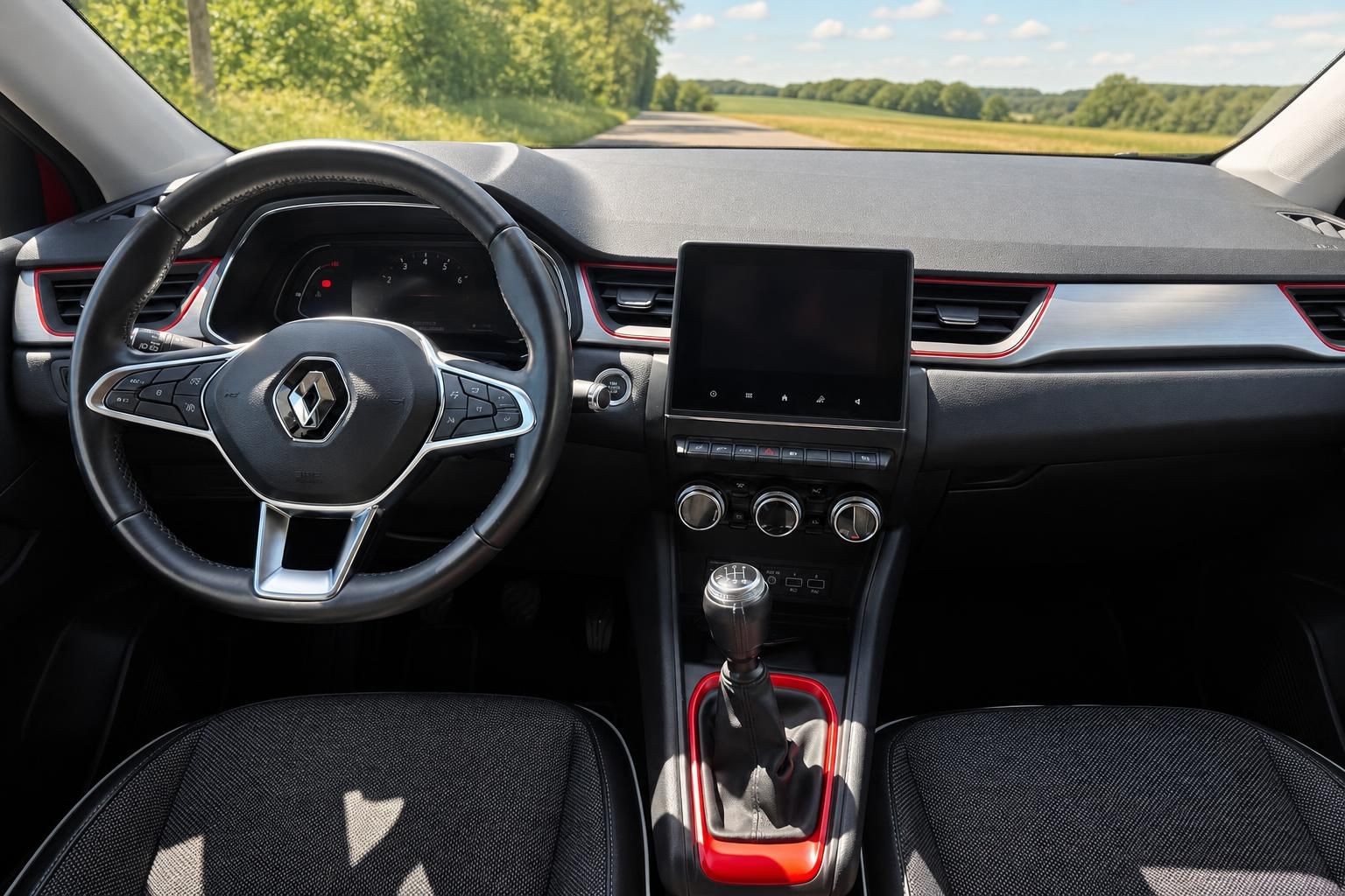 Renault Cockpit mit Lenkrad, Schaltknauf und Touchscreen im Innenraum