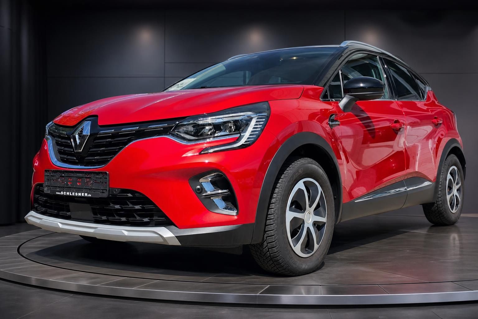 Roter Renault Captur SUV Seitenansicht im Ausstellungsraum