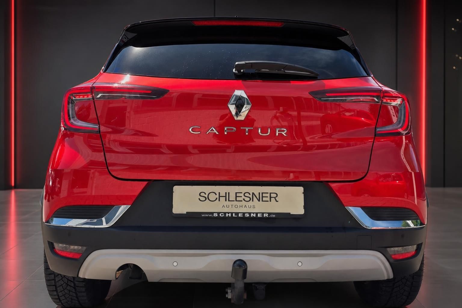 Renault Captur in Rot, Heckansicht mit Anhaengerkupplung im Autohaus