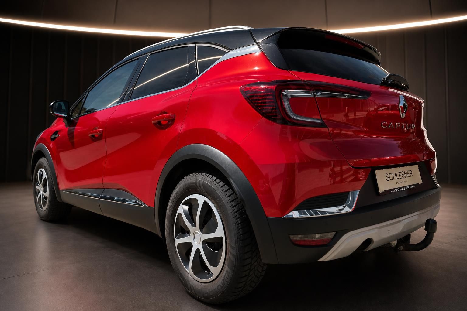 Renault Captur in Rot, Heckansicht schraeg mit schwarzem Dach