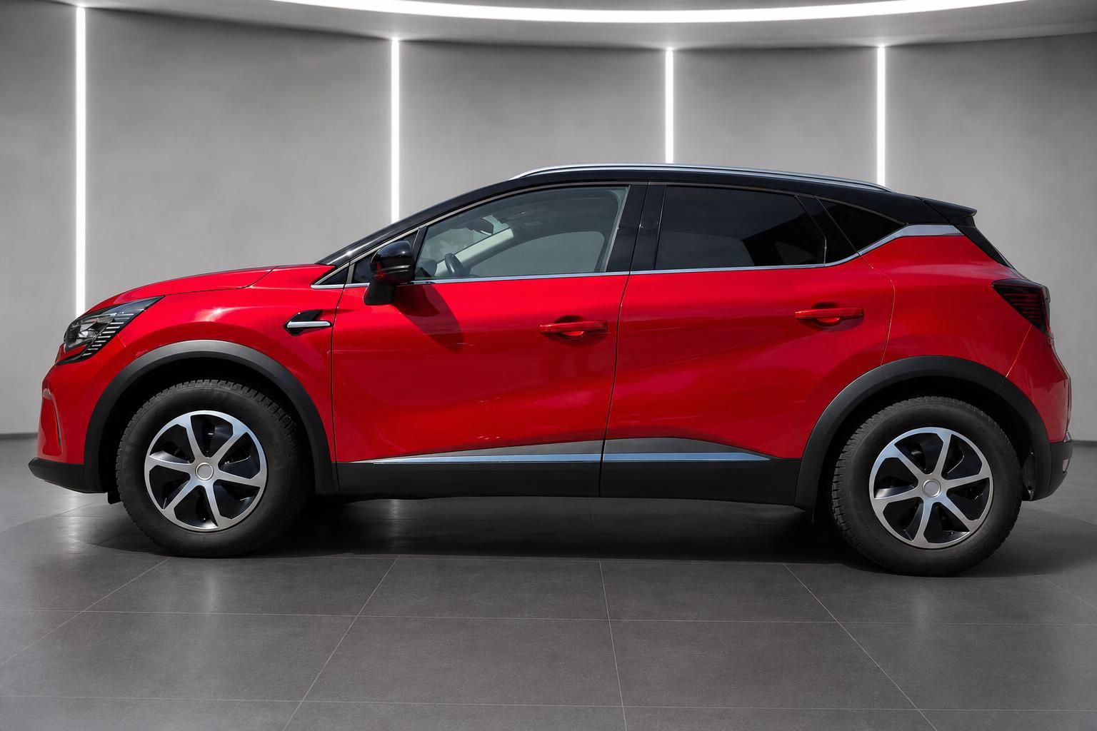 Roter Renault Captur SUV, Seitenansicht in Studioumgebung