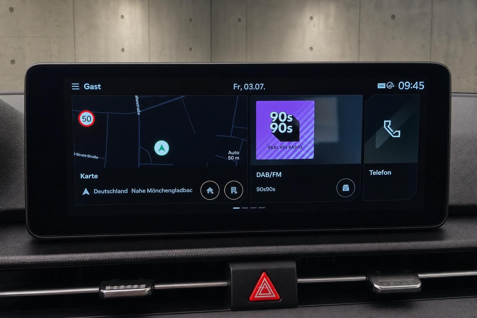 Infotainment Touchscreen mit Navigation und Radio im Kia Innenraum