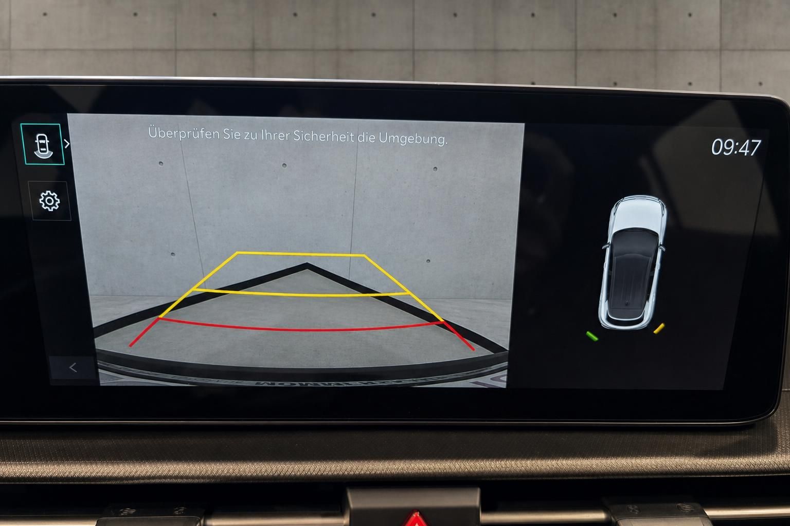 Rückfahrkamera-Display mit Parkassistent im Fahrzeug-Cockpit