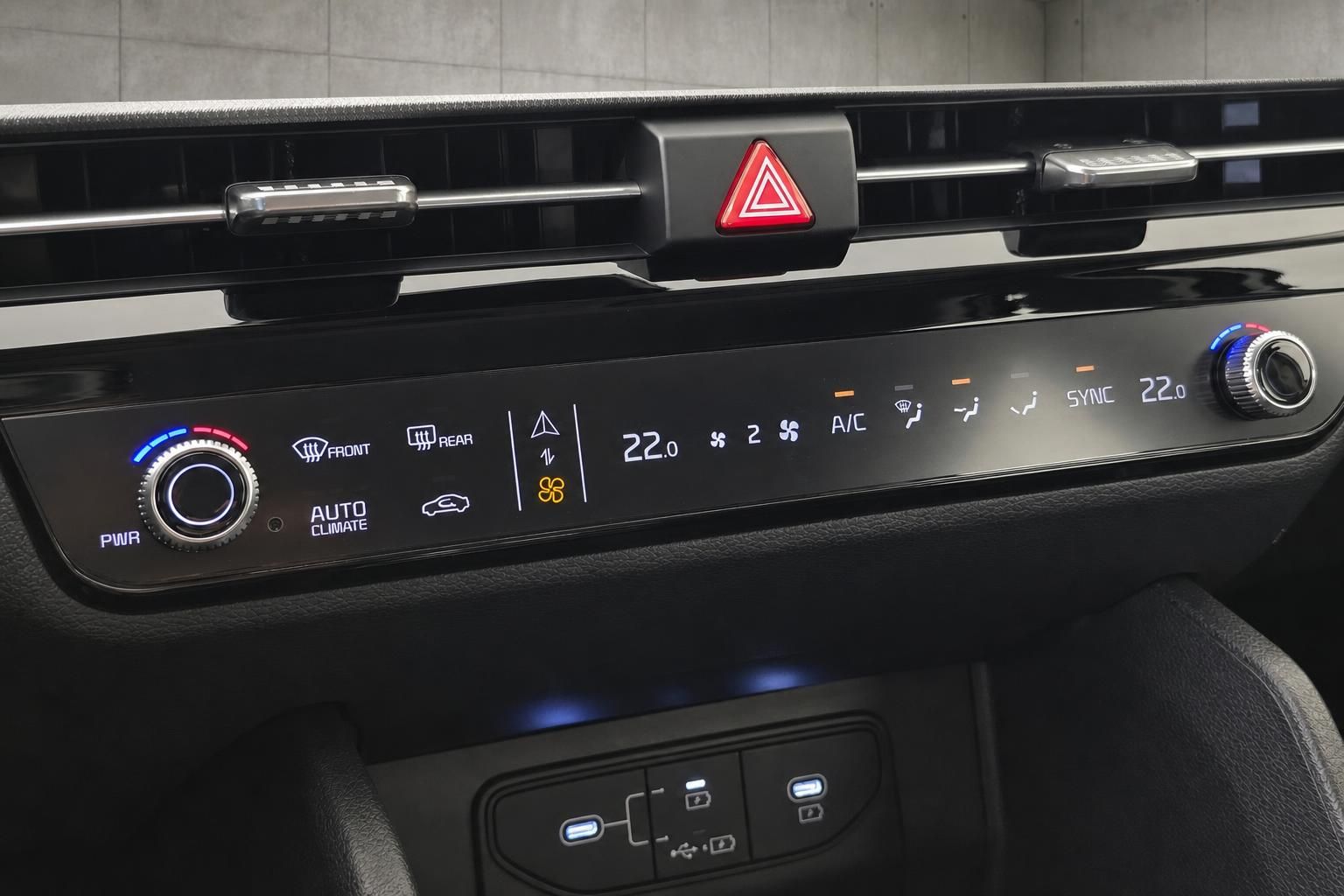 Klimabedienelement mit Digitalanzeige im Fahrzeug-Innenraum