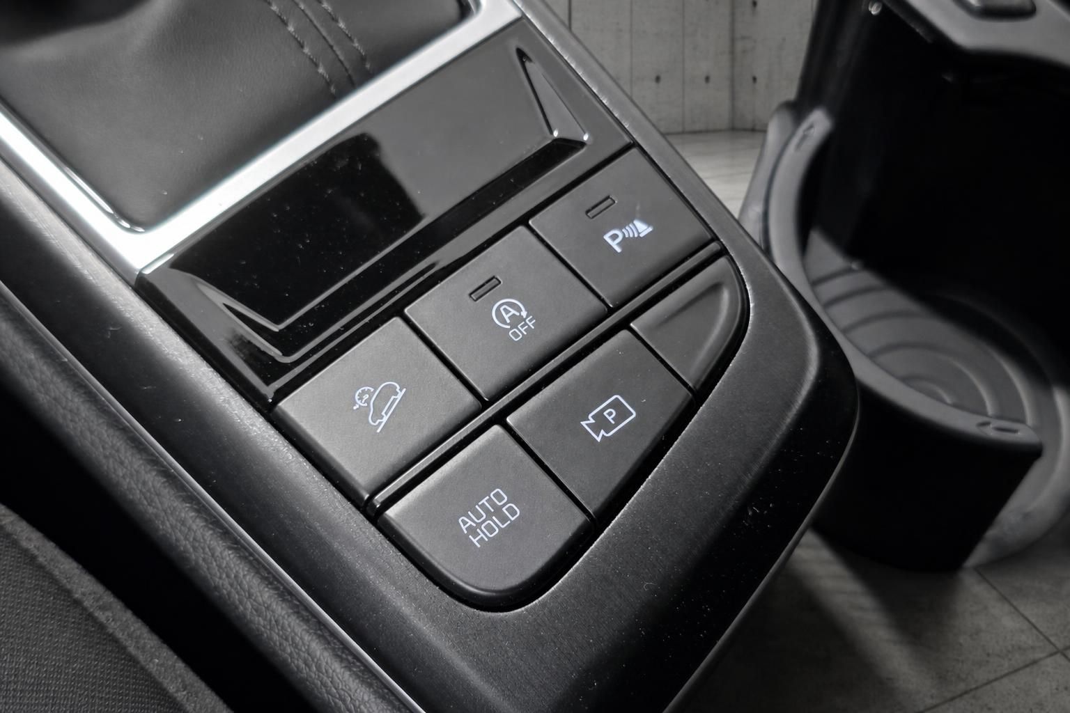 Bedienknöpfe für Auto Hold und Einparkhilfe in der Mittelkonsole