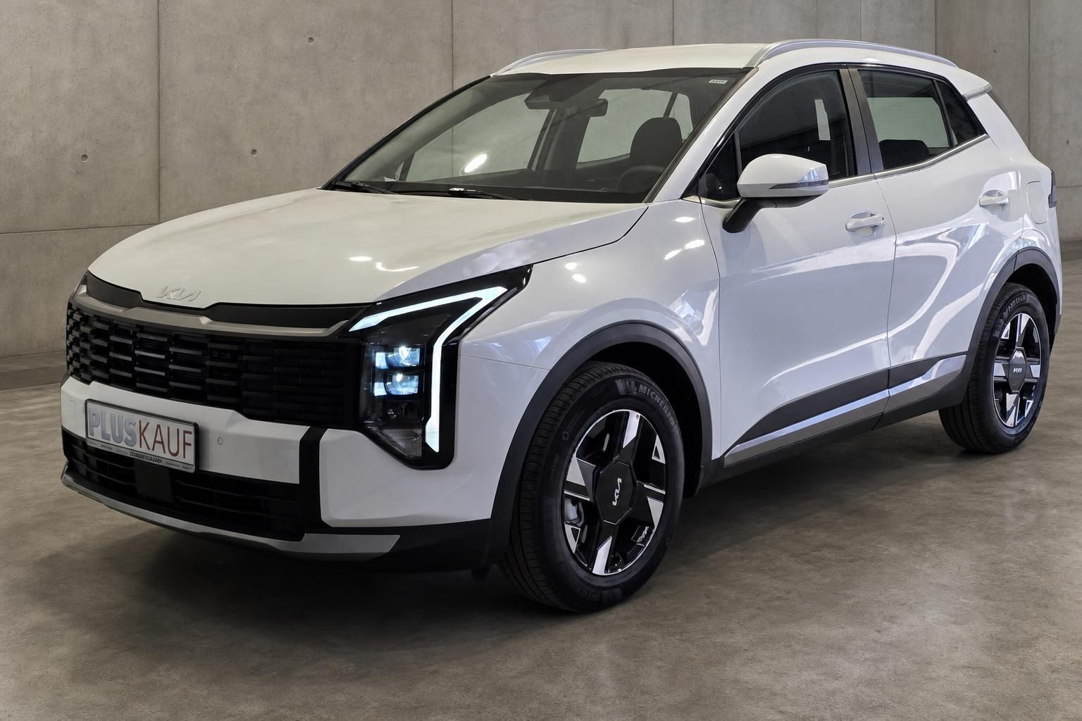 Kia Sportage weiß Frontansicht schräg mit LED-Scheinwerfern