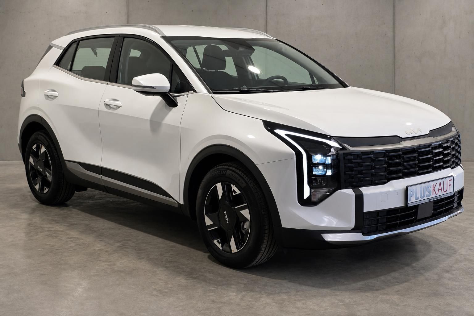 Kia Sportage weiß Frontansicht mit markanter Kühlergrill-Gestaltung