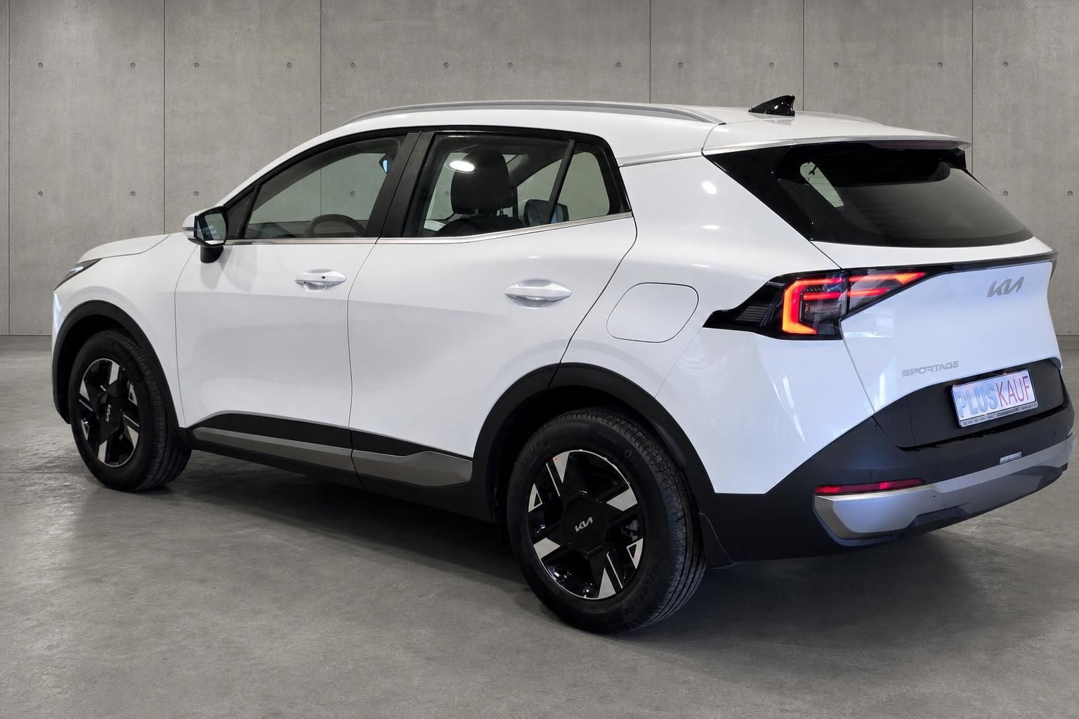 Kia Sportage weiß Seitenansicht von hinten mit Alufelgen