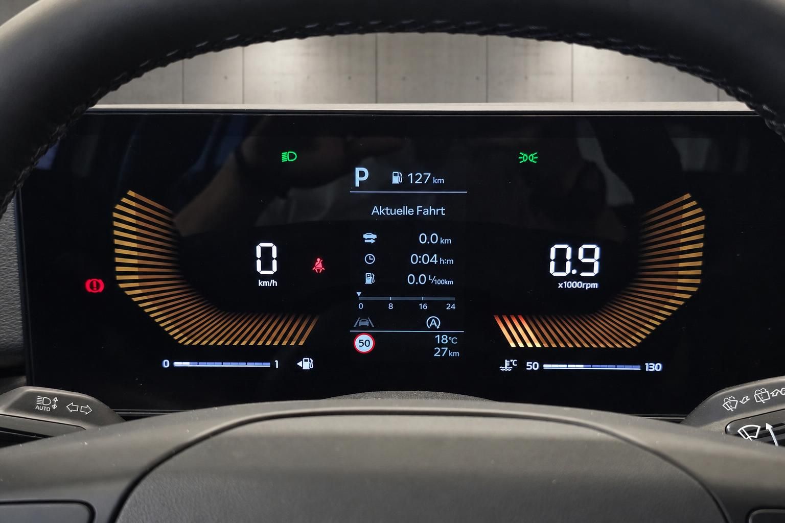 Digitales Kombiinstrument mit Tacho und Anzeigen im Kia Cockpit