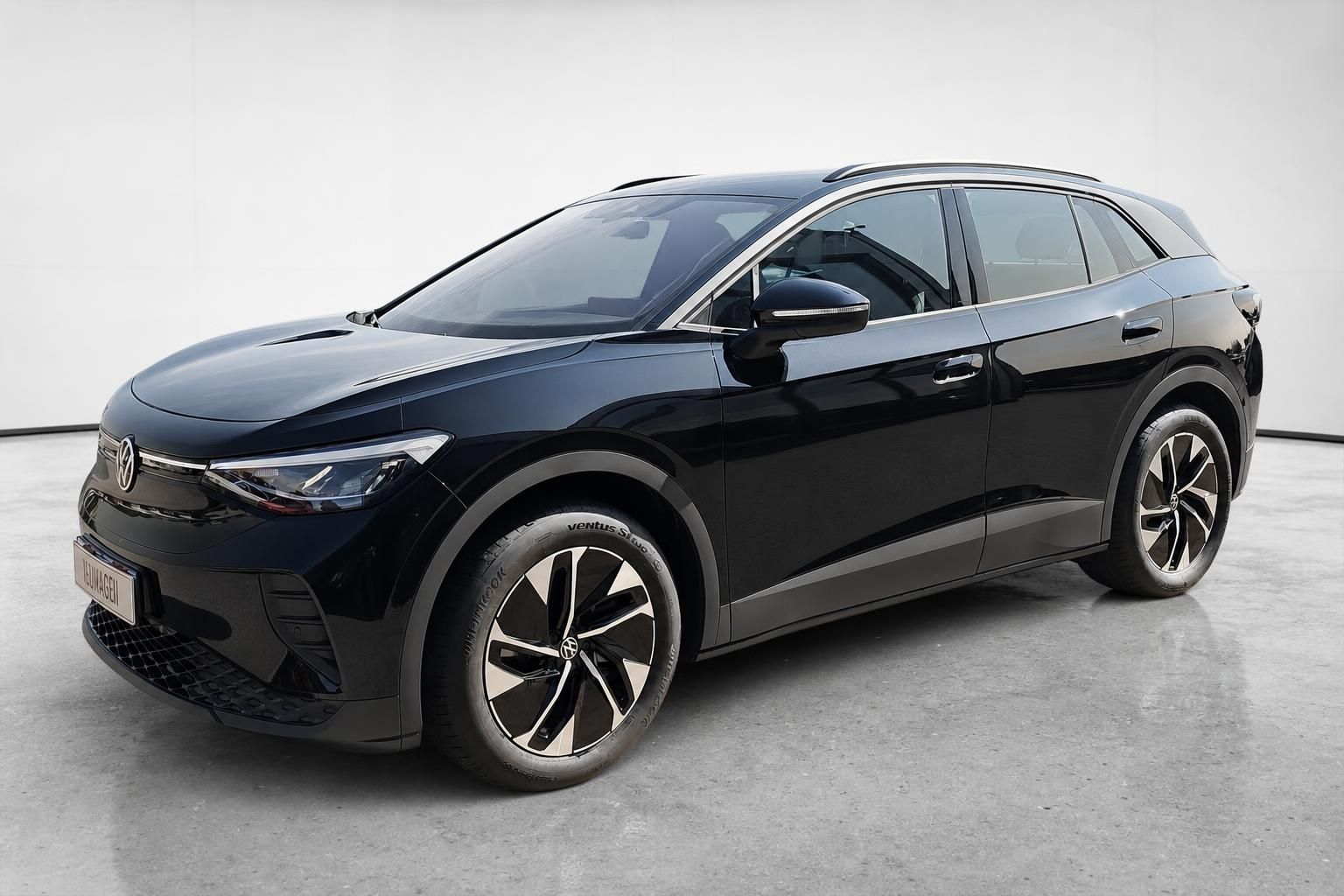 VW ID.4 schwarz Elektro-SUV Frontansicht seitlich im Studio