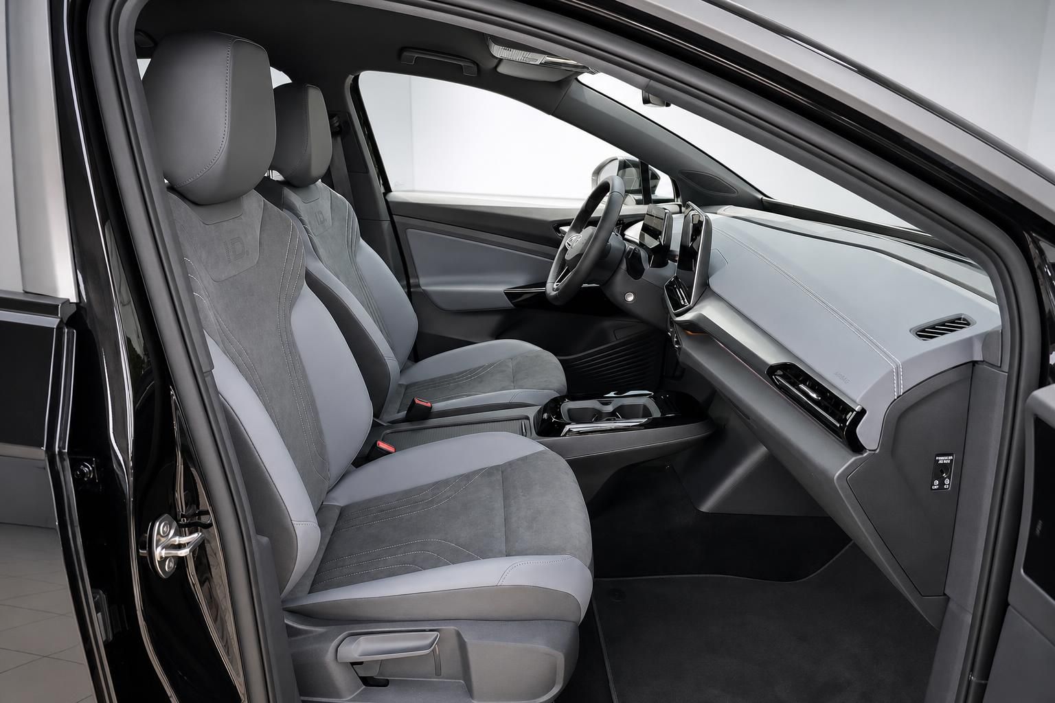 VW ID.4 Innenraum graue Sitze und Cockpit Ansicht durch Tür