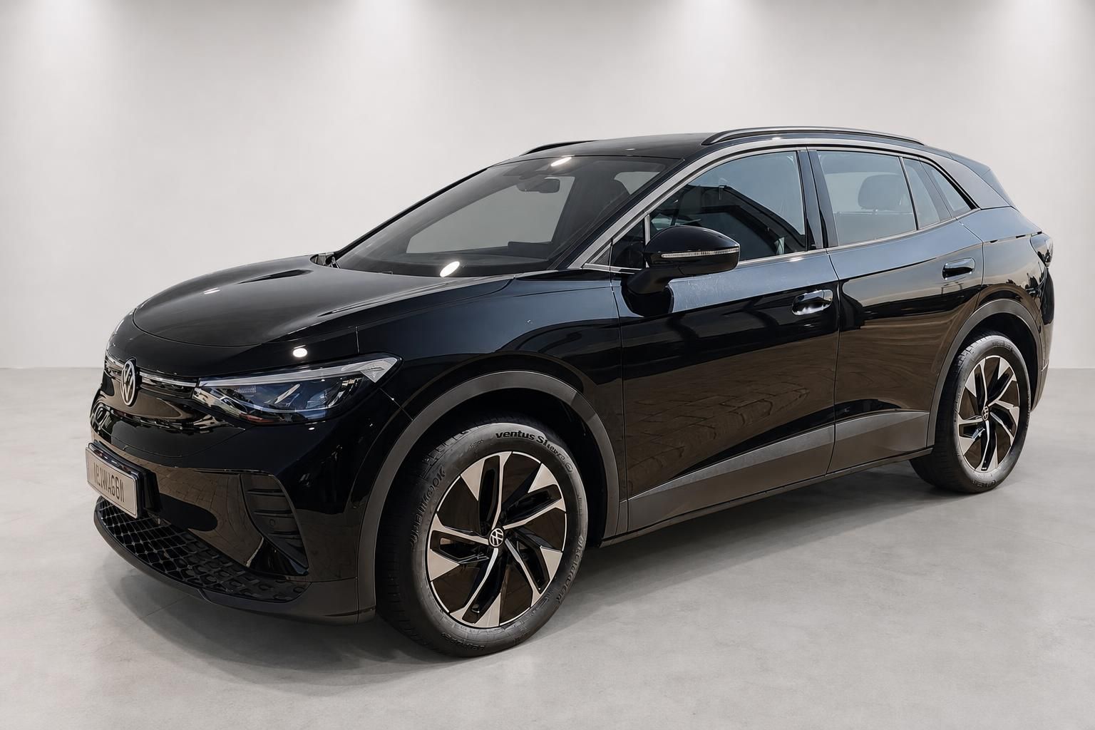 Volkswagen ID.4 schwarz Neuwagen Halbseitenansicht vorne links